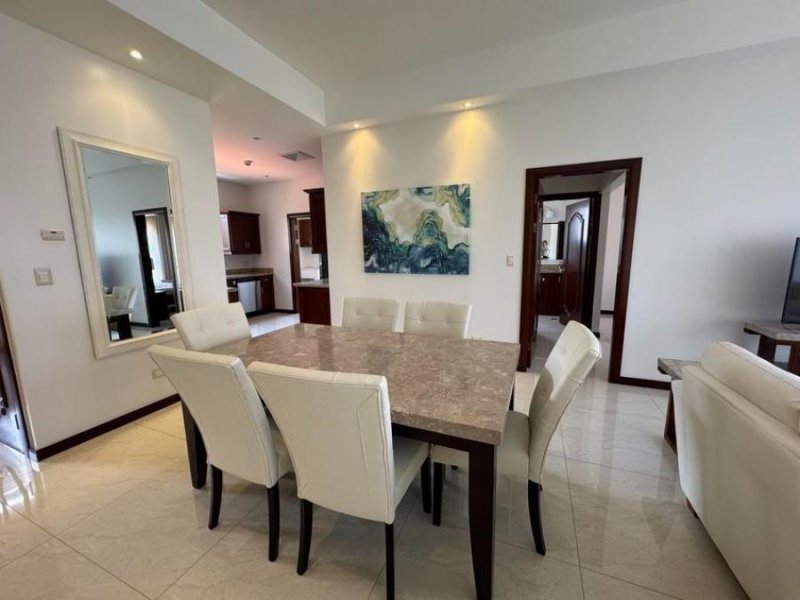 Amplio y moderno apartamento amoblado en alquiler – Escazú