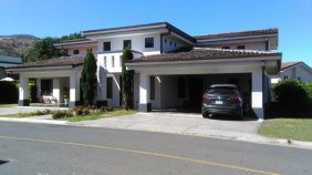 Alquiler de Casa en Condominio Villamont, Santa Ana, San José