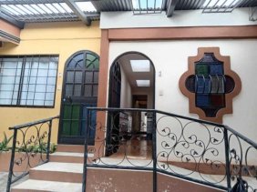 Se alquila espaciosa casa con jardín en Pavas de San José 26-547