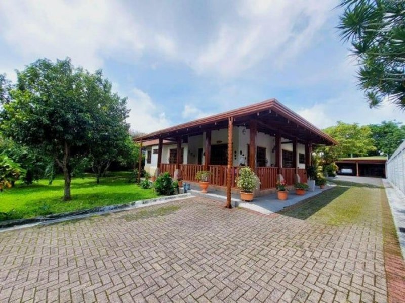 Se vende casa con amplio lote y 2 apartamento en Jesús de Santa Barbara 24-1075