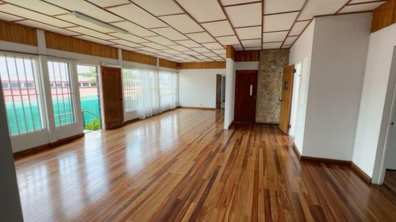 Casa en amplio terreno, Montes de Oca, remodele o construya su sueño