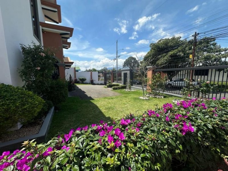 Venta de Casa de los niveles con zonas verdes en La Guaría, Moravia, San José.