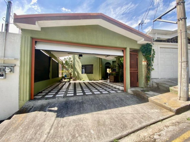 Venta de Casa amplia en Tibás, Cinco Esquinas.