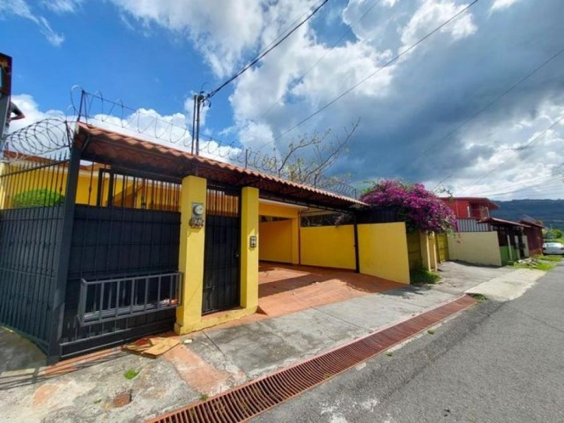 Se vende espaciosa casa con amplio lote en Escazú Centro 25-1807