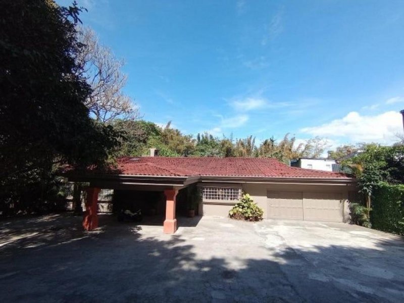 Se vende lujosa propiedad amplio lote en San Rafael Escazú 25-1599