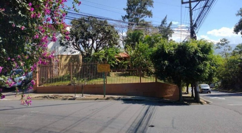 Venta de Casa + 3 Apartamentos en Belên, Heredia.