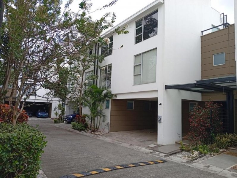 Venta de Casa de 3 Niveles en Santa Ana, San José. RAH 25-1841