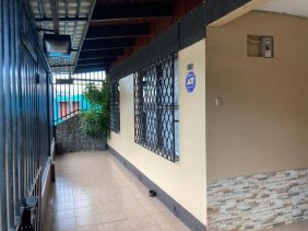 Venta de Casa Esquinera a 300 Metros de Walmart San Sebastián, Ideal para Negocio o Hogar