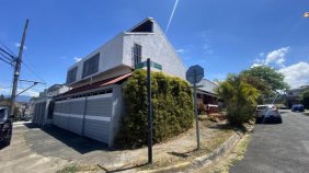 Se vende casa esquinera en Zapote San José 25-436