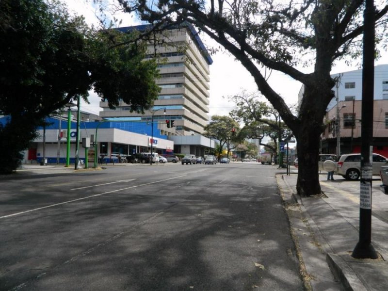 Venta de Local comercial en Paseo Colón. 