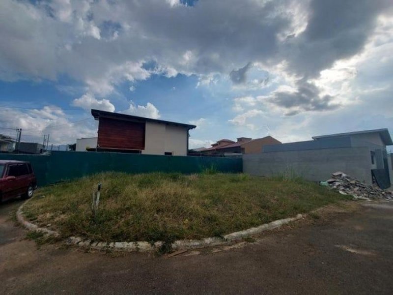 Se vende lote con uso de suelo mixto en San Joaquín de Heredia 25-1587