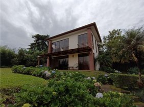 Alquiler de casa de Lujo en Sabanilla de Montes de Oca, con apartamento, con amplias zonas verdes