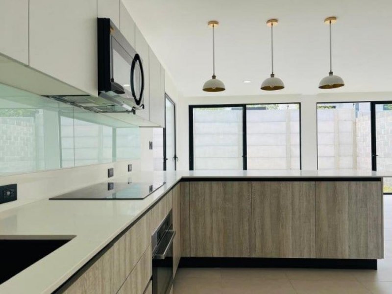 Alquiler de casa en Lindora Santa Ana LFS