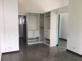 Casa en Alquiler en Cruz Roja 1 cuadra. Santa Ana, San José