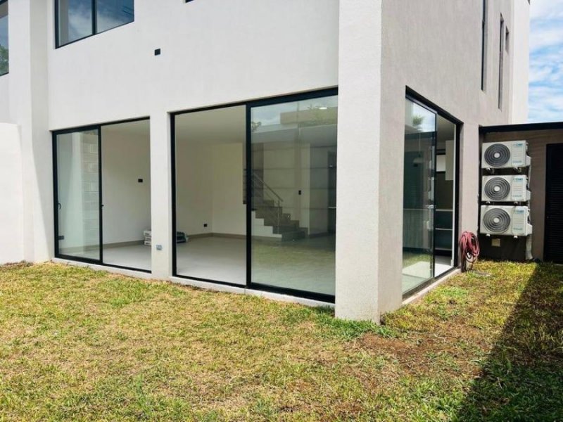 Casa de lujo en alquiler en Lindora – Moderna, espaciosa y lista para estrenar