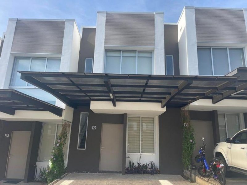 Casa en Venta en Piedades. Santa Ana, San José