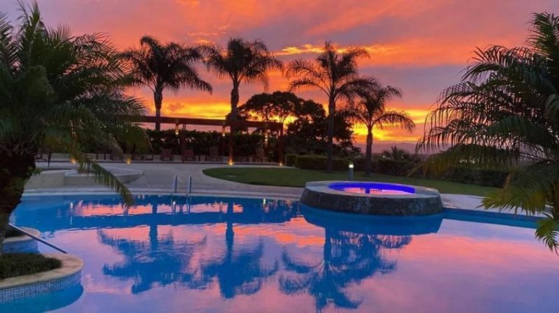 Se alquila apartamento en condominio de Rio Oro Santa Ana 25-1574