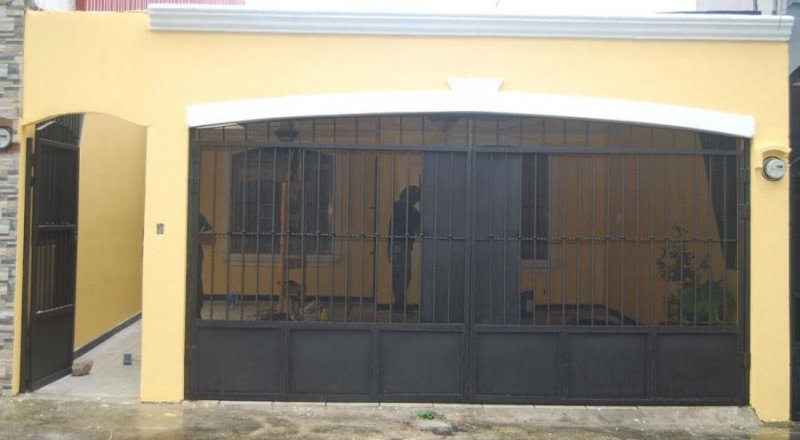Se vende casa con patio en San Antonio de Alajuela 23-46