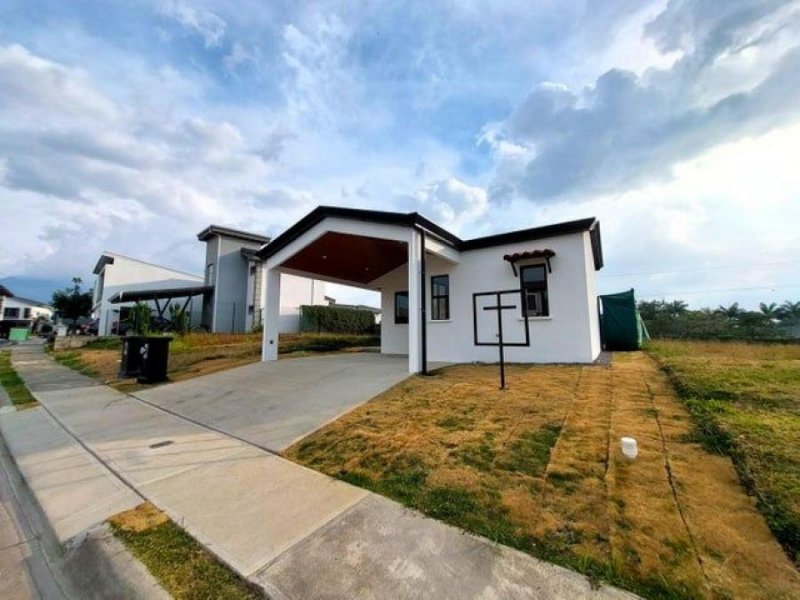 Se vende espaciosa casa con amplia zona verde en villa del sol 25-1671