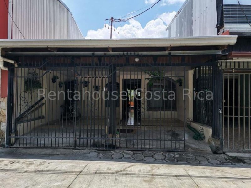 Se vende espaciosa casa con terraza bbq en San Antonio del Tejar 22-2270