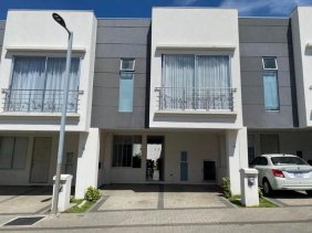 Se vende moderna casa en condominio de Santo Tomas Heredia 26-303