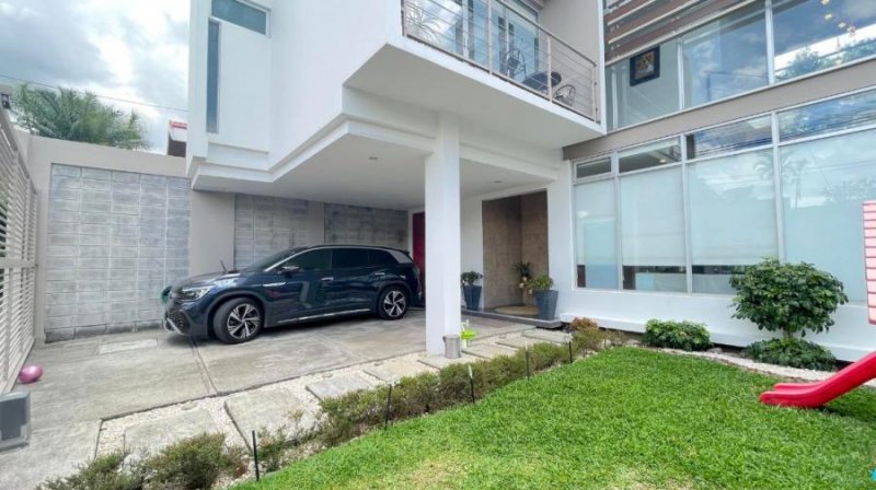 Venta de Casa con amplios espacios.