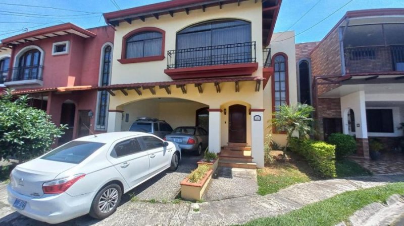 Venta de Casa con el patio acogedor en San Rafael de Heredia. 