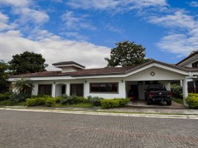 Casa en Venta en Piedades Santa Ana, San José