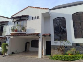 Venta de casa en condominio en Pozos de Santa Ana