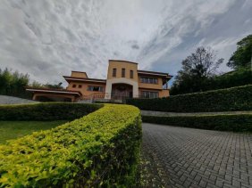 Venta de casa en el exclusivo Condominio Eco Residencial Villa Real en Santa Ana-Amplio Lote