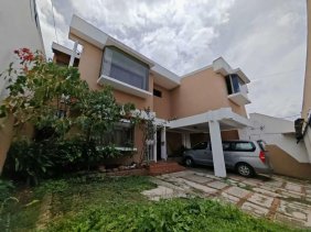 Venta de casa en Los Colegios Norte de Moravia US$ 315,000 # UB1765