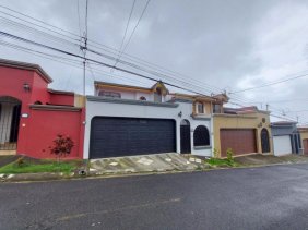 Venta de casa en Residencial Santillana, San Francisco de Heredia $229,400 #DI002
