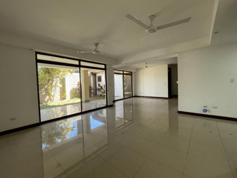 Casa en Venta en Rio Oro Santa Ana, San José