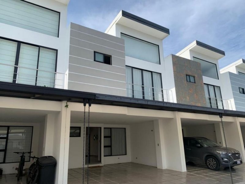 Casa en Venta en Piedades Santa Ana, San José