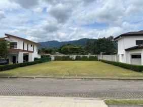 Venta de Lote en Uruca de Santa Ana. RAH 26-703