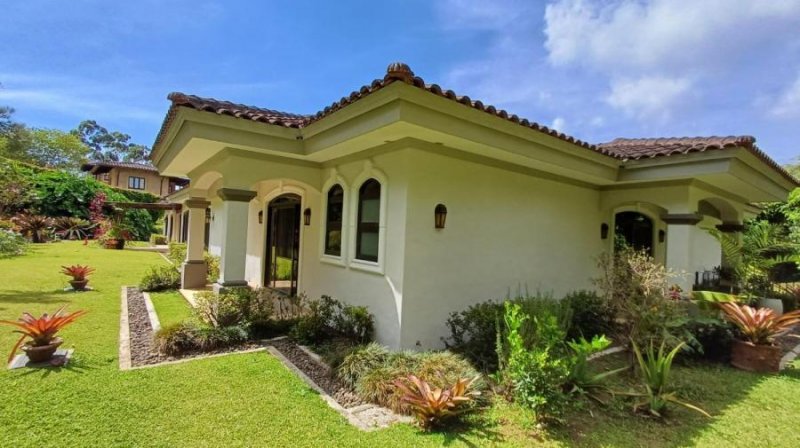 Venta de Lujosa Casa en Granadilla de Curridabat. RAH 25-1773
